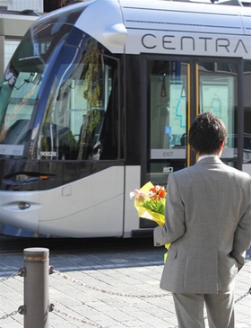 花束を抱えて電車に乗ると運賃が無料に！ 人口減少時代にも活力ある都市を目指す富山市の取り組み