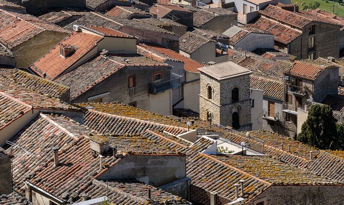 イタリア「１ユーロ物件」事業：人口増・経済活性化・景観保全の一石三鳥ねらう取り組み